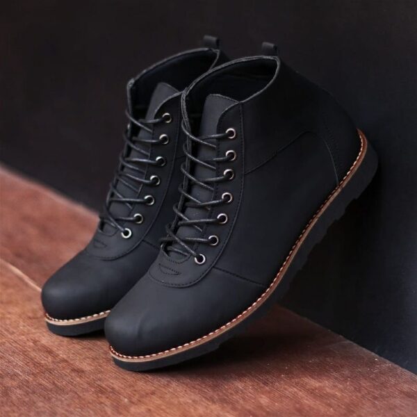 merk sepatu boots pria yang fashionabel untuk jalan jalan